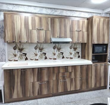 мебель для кухни: Mətbəx mebel dəsti – ağ-qəhvəyi ağac teksturalı fasadlar, parlaq metal — 1