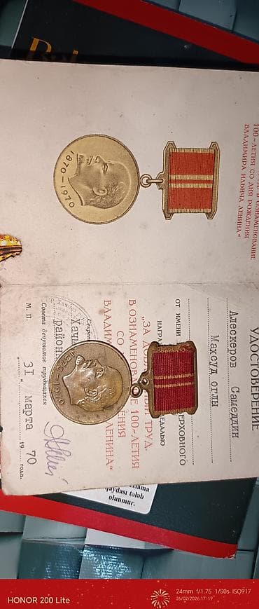 Перчатки: Sovet dövrünə aid orijinal medal və nişanlar dəsti Tərkib: - SSRİ — 8