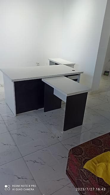 Ofis dolabları: Ofis üçün iş masası dəsti - Rəng: ağ üst səthlər, qara (tünd) yan — 1