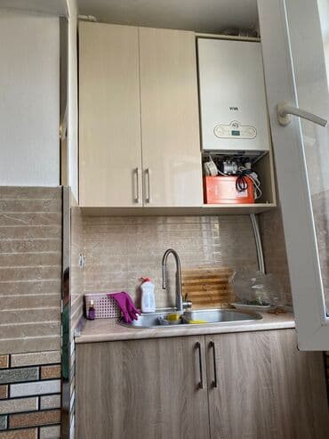 Balıq qulağı: Taxtadan hazırlanmış, yuxarı hissəsində qapıları şüşəli olan mətbəx — 2