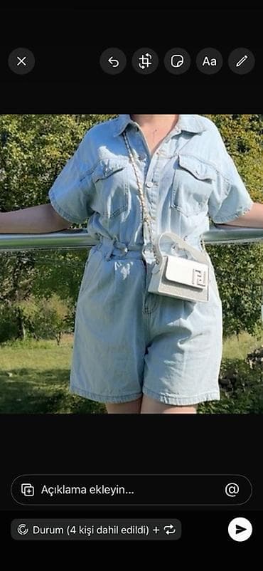 - Açıq mavi rəngli denim kombinezon: qısa qollu, yaxalıqlı, ön hissədə