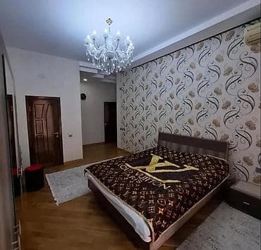 Недвижимость: Geniş və işıqlı mənzil interyeri - Xol: Giriş hissəsində yerə taxta — 9