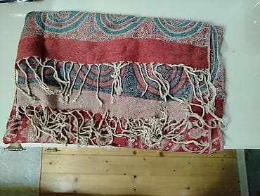 Şal və yaylıq dəsti - Şal: Şərq üslublu paisley naxışlı, qırmızı–mavi