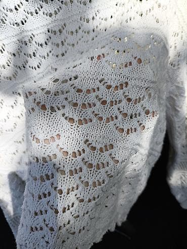 ev üçün açıq qadın şap şapları: Ağ rəngli, əl işi krujeva toxunuşlu qadın kardiqanı. - Material — 4