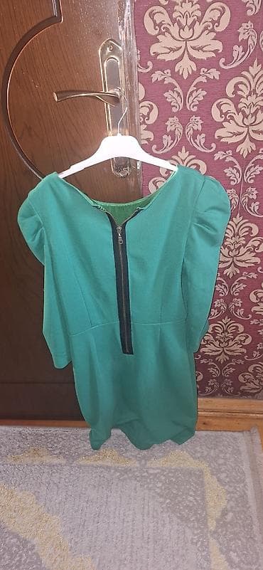 silver: Zümrüd-yaşıl rəngli qadın paltarı - Model: qısa/mini, beldən yığma — 2