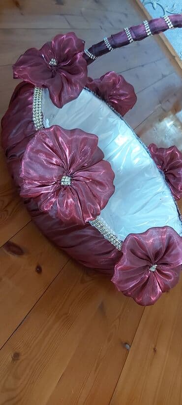 şirniyyat xoncaları: Toy Nişan ücün dekorativ bəzəkli səbət, krem rəngli atlas parça və ağ — 9