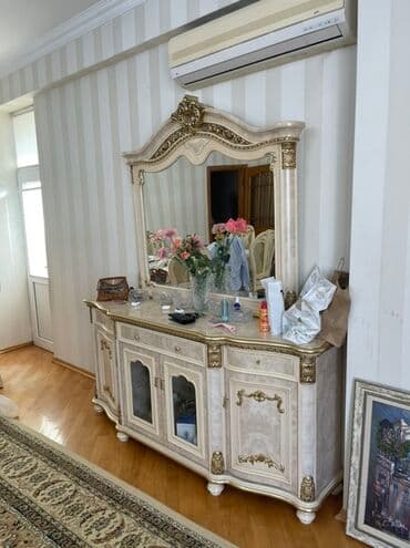 Tavalar: Klassik üslubda qonaq otağı mebel dəsti Tərkib: - Vitrin şkafı: Şüşə — 5