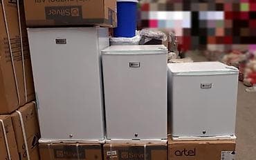 Soyuducu mini soyuducu Silver ve Midea markaları İçəri hissəsində mini