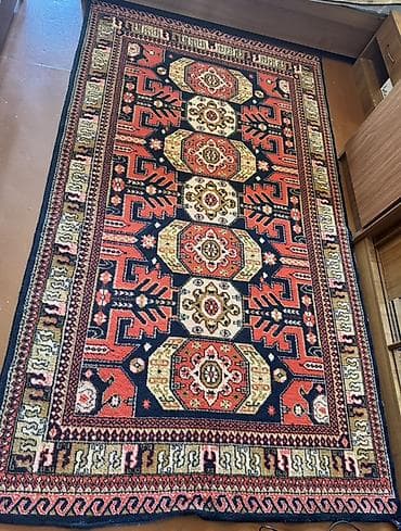 Quba üslublu əl toxuması xalça - Naxış: mərkəzdə sıra ilə yerləşən