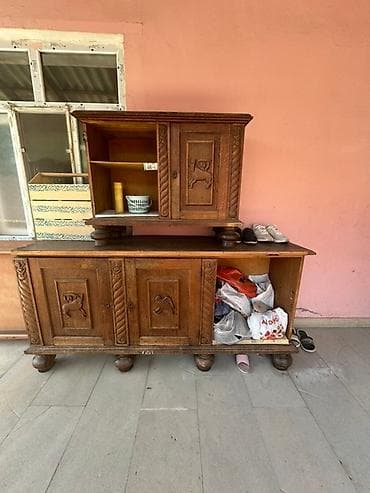 bufet: Bu klassik taxta bufet iki hissədən ibarətdir: aşağı hissə daha geniş — 1