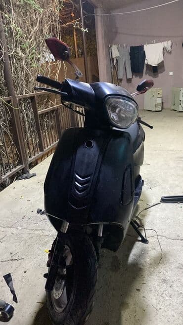 мотороллер муравей купить в бишкеке: Qara rəngdə şəhər skuter/moped - Geniş, rahat iki nəfərlik oturacaq - — 3