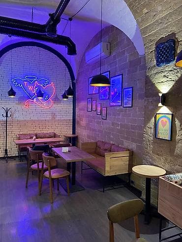 hövsan obyekt: Sahil metrosnun yaninda əsas kücədə insanlarin ən pik six olduqj bir — 10