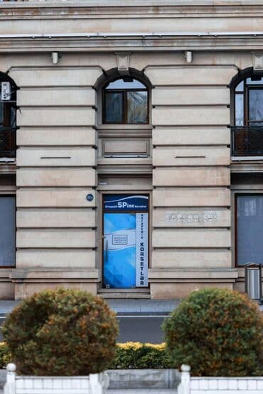 аренда торгового места в магазине: Gənclik metrosuna yaxın yol kənarı ümumi sahəsi 100 kv,m olan — 10