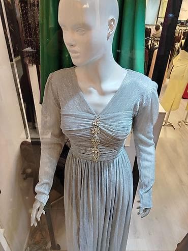 balaca canta: Zərif gecə/libas – gümüşü rəngdə, uzun və parıltılı. 170 manata alınıb — 1