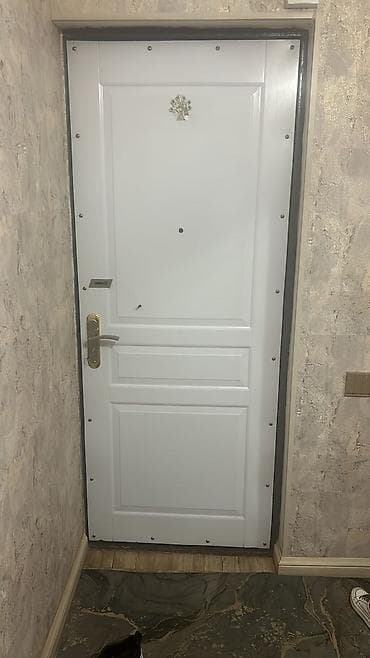 dəmir seyf qapı: Seyf qapı. Kifayət qədər ağır və Dəmiri qalındır,navastroykalardaki — 2