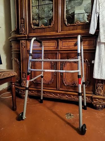 Yerimək üçün arabalar, çəliklər, əsalar, rollatorlar: Gəzinti üçün yüngül aluminium “walker” tipli yardımçı vasitə — 1