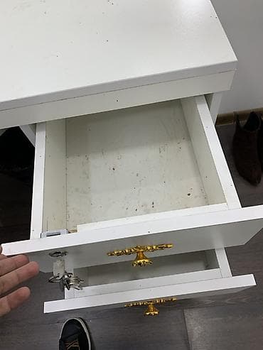 magaza vitrin: Vizaj masası və vitrin dəsti - Geniş iş səthi olan ağ vizaj masası - — 7