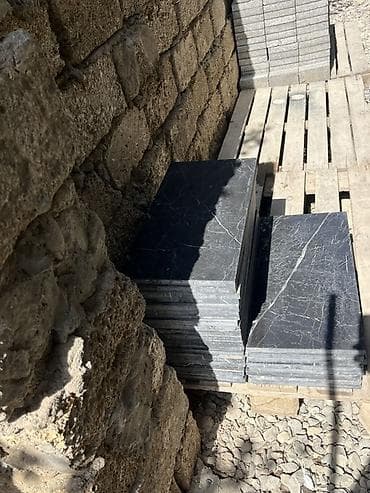 naxcivan qaya duzu: Qara mərmər. - Material: təbii qara mərmər, tünd fon üzərində incə ağ — 3