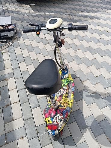 Elektrik nəqliyyatı: Qraffiti dizaynlı oturacaqlı elektrik skuteri (E-Scooter) - Rəngarəng — 1