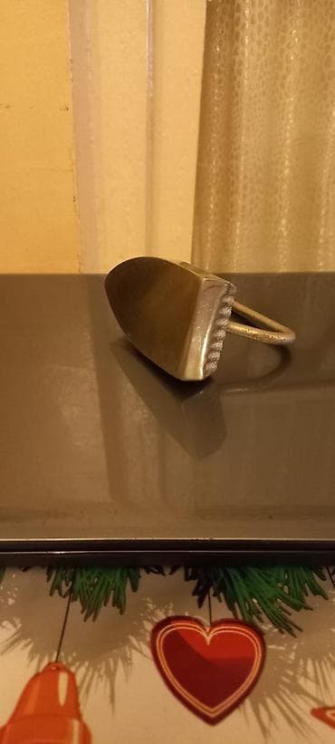 kohne pullar: Köhnə tip ağır dəmir ütü (kömür/sobada isidilən model).Sovet dövrünün — 2