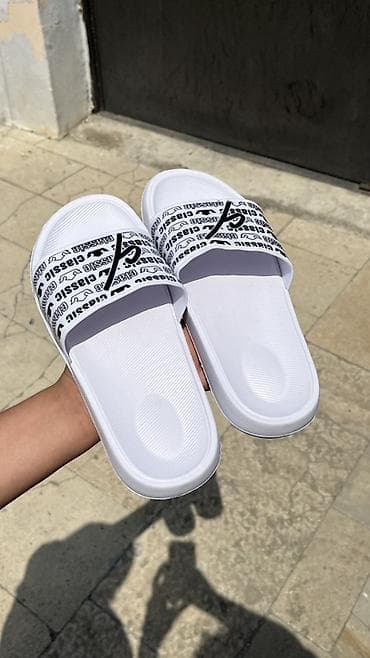 rezin botlar: Ağ rəngli unisex şıp-şap terliklər - Dizayn: Üst hissədə qara yazılı — 1