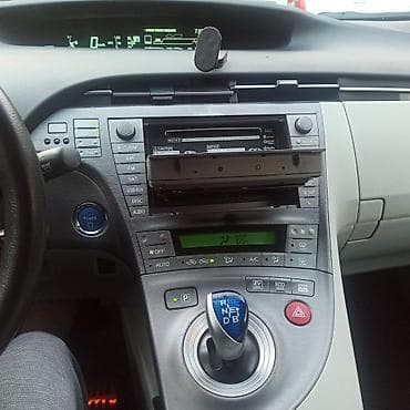 avtomobil baqaj: Toyota Prius Hybrid – gümüş rəng, 5 qapılı liftbek gövdə. Texniki — 8