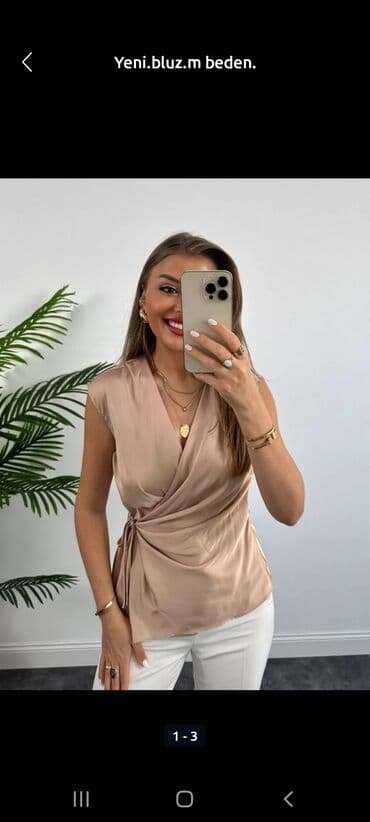 Zərif bej rəngli saten bluz qısa qollu və ön hissədə büzmə detallı