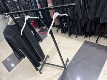 вешалку для одежды: Vitrin
Uzunlugu 1 m, hündürlüyü 135 sm
5 ədəd var — 5