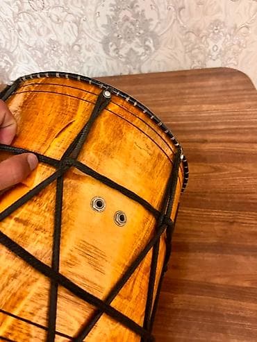 darbuka satış: Temiz qoz ağacindandi matreali,Mikrafonuda varOzu ise agir ve ele — 3