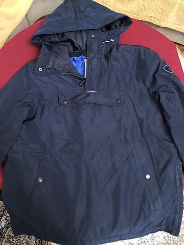 Tünd göy rəngdə kapüşonlu kişi küləkkeşi/yağmurluq Xüsusiyyətlər: -