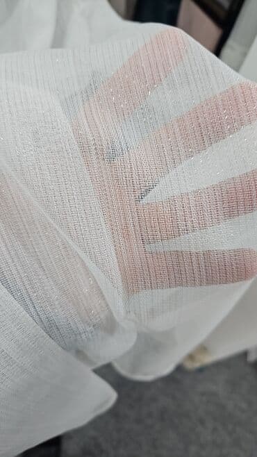 sadə pərdələr: Ağ, şəffaf tül pərdə, otağa zəriflik və işıq qatır. Yüngül toxuması — 6