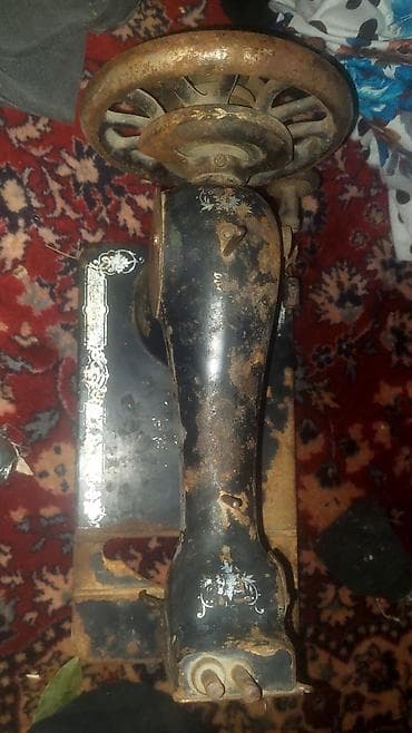 format bulave 7000: Köhnə tip mexaniki tikiş maşını - Çuqun gövdəli, əl ilə fırladılan — 2