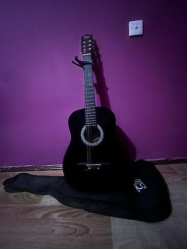 Гитары: Klassik akustik gitara – qara rəngdə, parlaq örtüklü korpus. 6 simli — 1