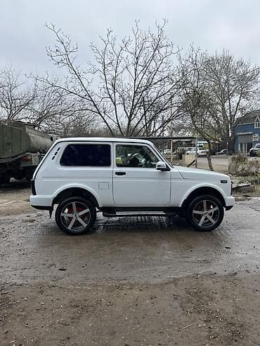 mersedes maşin: Lada Niva 3 qapı, ağ rəngli, kuzov kiti ilə yenilənmiş şəhər/ofroad — 3