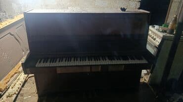 Upright pianino - Korpus: klassik şaquli model, tünd taxta örtük -