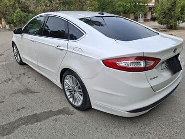 qubada ucuz avtomabiller: Ağ rəngdə Ford Fusion sedanı. Bu avtomobilin salonda rahat — 5