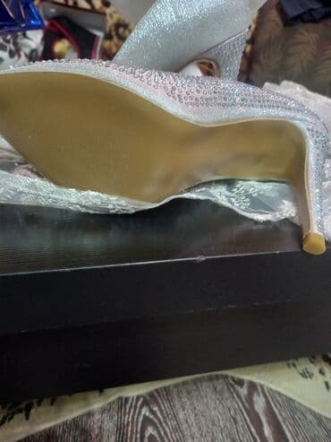 4xl nece razmerdi: Tuflilər, Ölçü: 40, rəng - Gümüşü, Yeni — 4