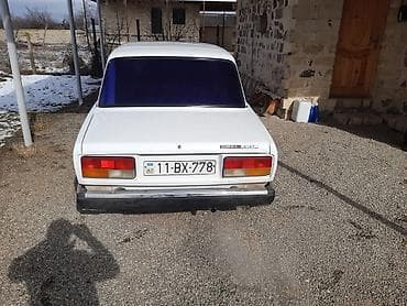 bentley continental gt 6 at: VAZ 2107, ağ rəng, sedan kuzov. Xüsusiyyətlər: - Klassik 4 qapılı — 6