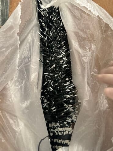 Baglidi deye aca bilmedim ishleyir yolka agaci ishiqlari ustunde