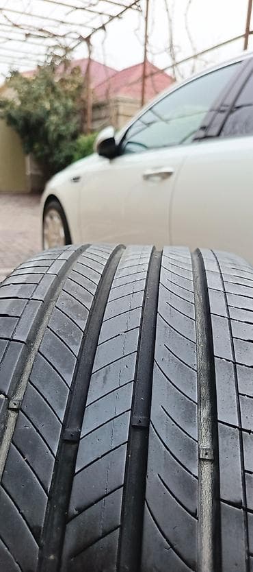 lider diskler: Şin Hankook 235 / 45 / R 18 — 2