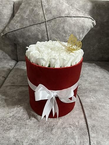 buketlər: Qırmızı məxməri qutuda ağ güllər kompozisiyası - Silindr formalı — 1