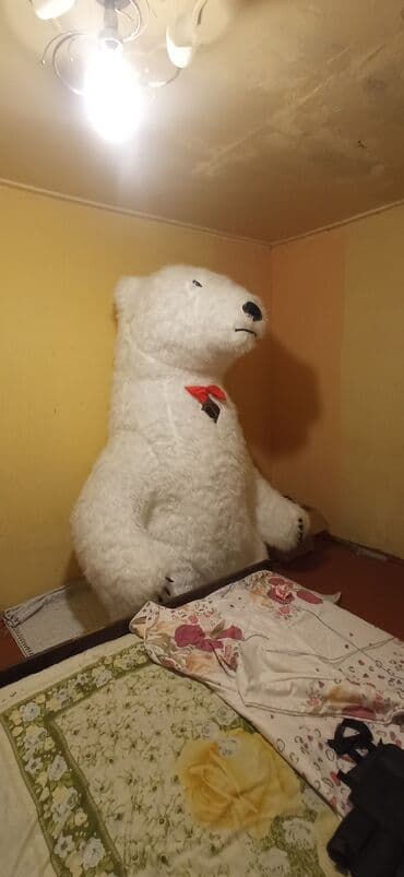 uşaq üçün yelencek: Yumşaq ağ materialdan hazırlanmış iri, doldurulmuş ağ ayı. Heyvanın — 3