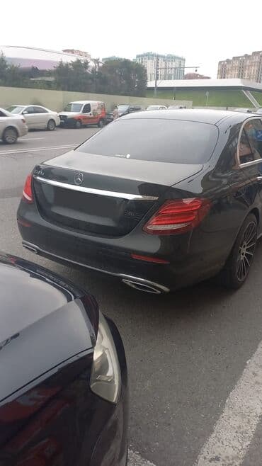 фольксваген тигуан 2 0: Mercedes‑Benz E220d sedan - Kuzov: qara rəng, 4 qapı, AMG-stil panjur — 4