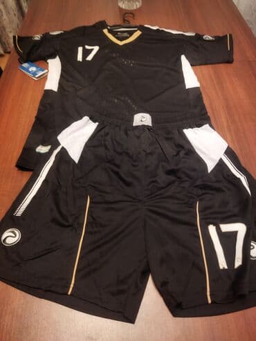 футбольная форма новая: Futbol oyunu dəsti.Yenidir etiketi üstündə.Yaxası üçbucaq formasında — 2