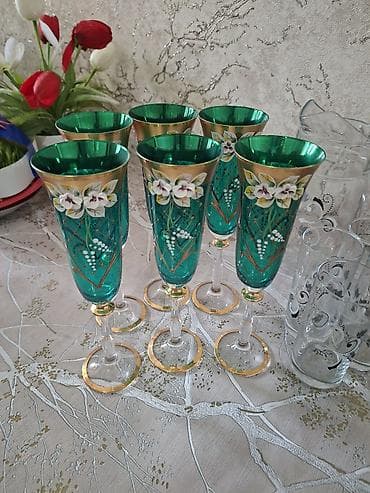Zərif dekorlu şüşə qablar dəsti - Yaşıl-qızılı şampan/fleyta