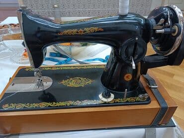 Kitablar və jurnallar: Mekanik tikiş maşını – klassik dizaynlı, döymə metal gövdə və taxta — 2