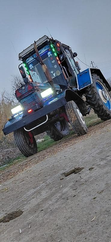 mercedes qapi: Traktor – kabinəli, mavi rəng çalarlarında. Güclü arxa təkərli, ön dar — 3