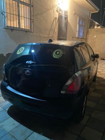 авто азербайджан: Salam Qara rəngli, yığcam hetçbek avtomobili. Avtomobilin xarici — 2