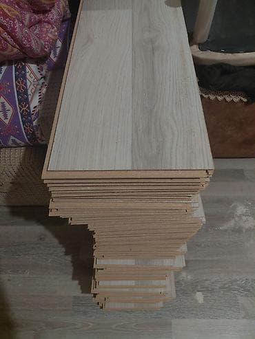 laminat 2 ci əl: Laminate döşəmə taxtaları – açıq palıd rəng çaları - Material — 1