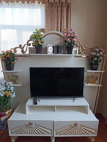 tilvizor alti: Düz TV altlığı, Polkalı, Laminat — 3